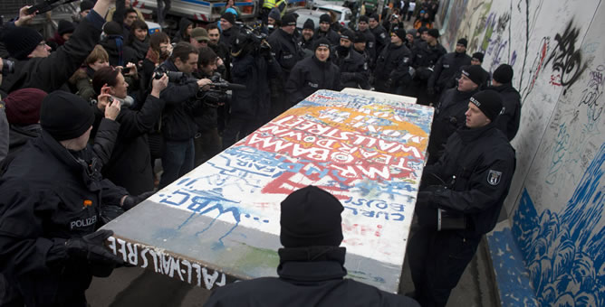 policia-retira-copia-manifestante-segmento-Muro-Berlin-manifestacion-eliminacion-East-Side-Gallery